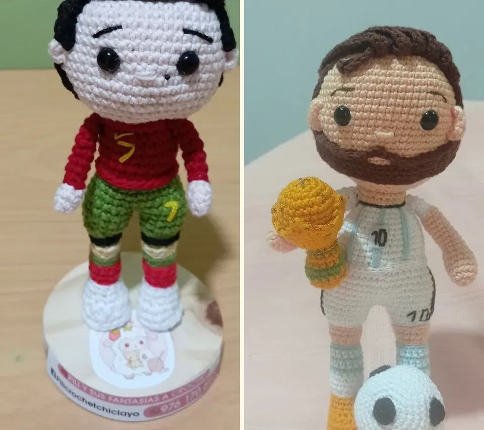 Muñecos de futbolistas tejidos a crochet, uno con la copa y la pelota