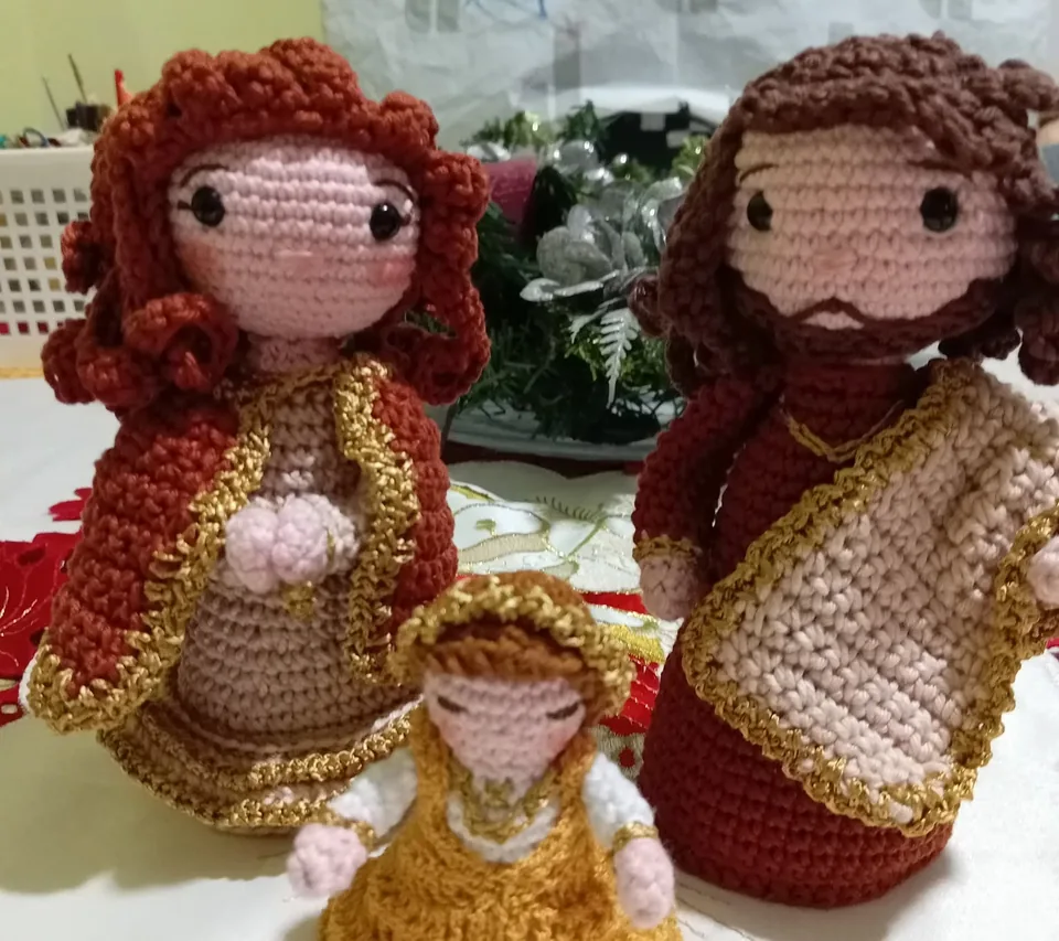Figuras de la Sagrada Familia tejidas a crochet con detalles dorados