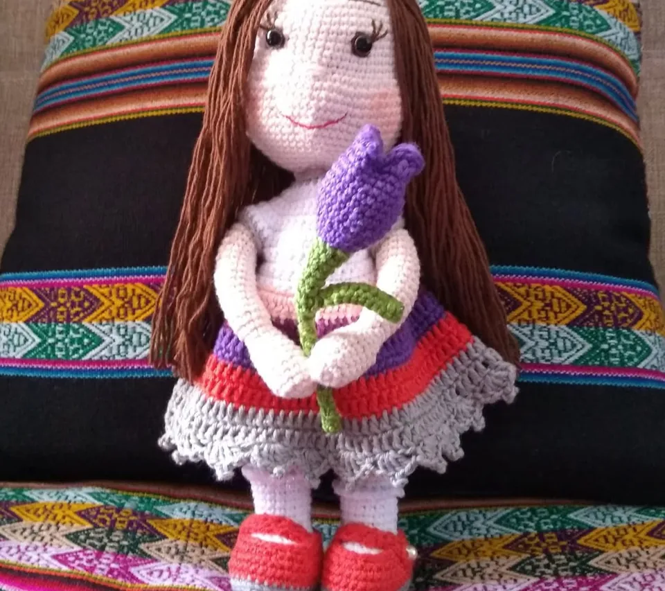 Muñeca personalizada tejida a crochet con cabello largo y un tulipán morado
